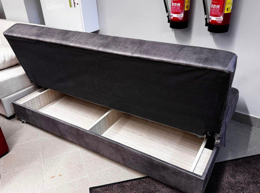 Tumši pelēks dīvāns ar guļamo funkciju un veļas kasti