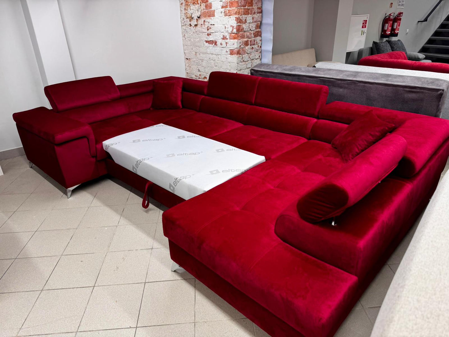 Sarkans U-Veida dīvāns ar guļamo funkciju un veļas kasti