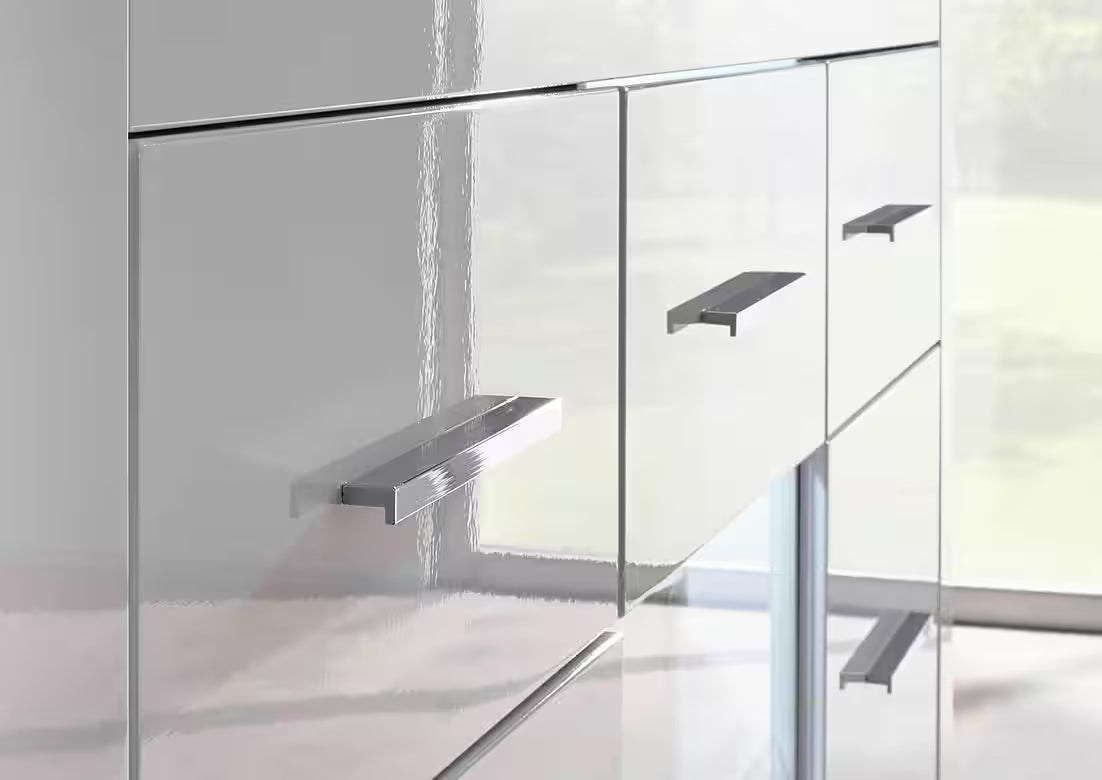 Balta vitrīna ar stikla plauktu 24995611