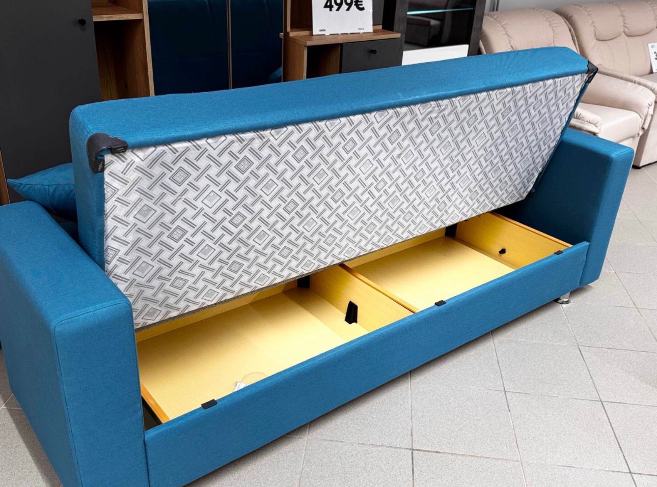 Zils dīvāns ar guļamo funkciju un diviem spilveniem