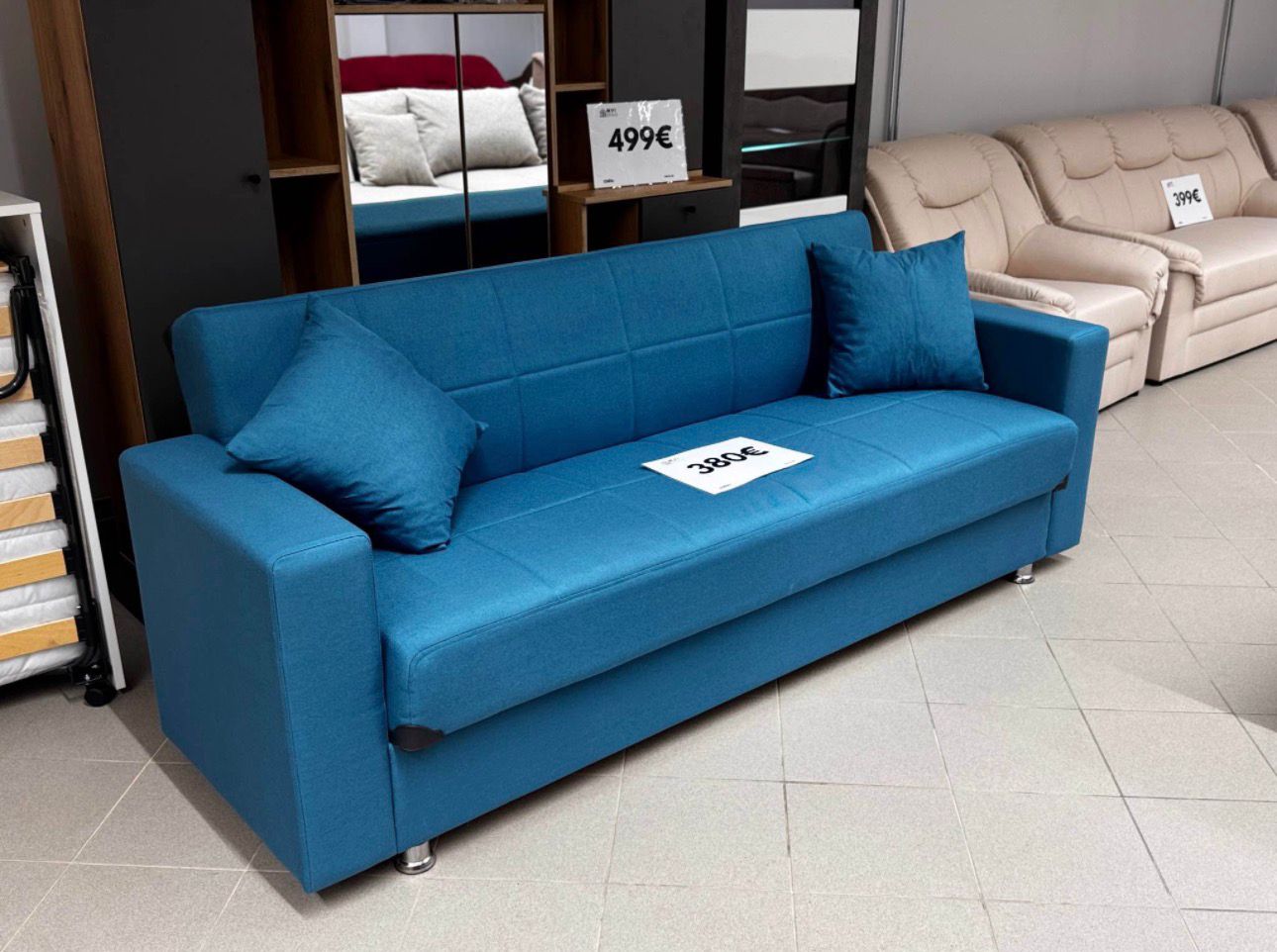 Zils dīvāns ar guļamo funkciju un diviem spilveniem