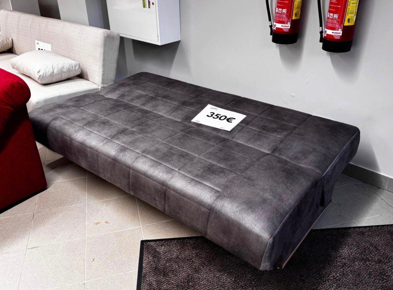 Tumši pelēks dīvāns ar guļamo funkciju un veļas kasti
