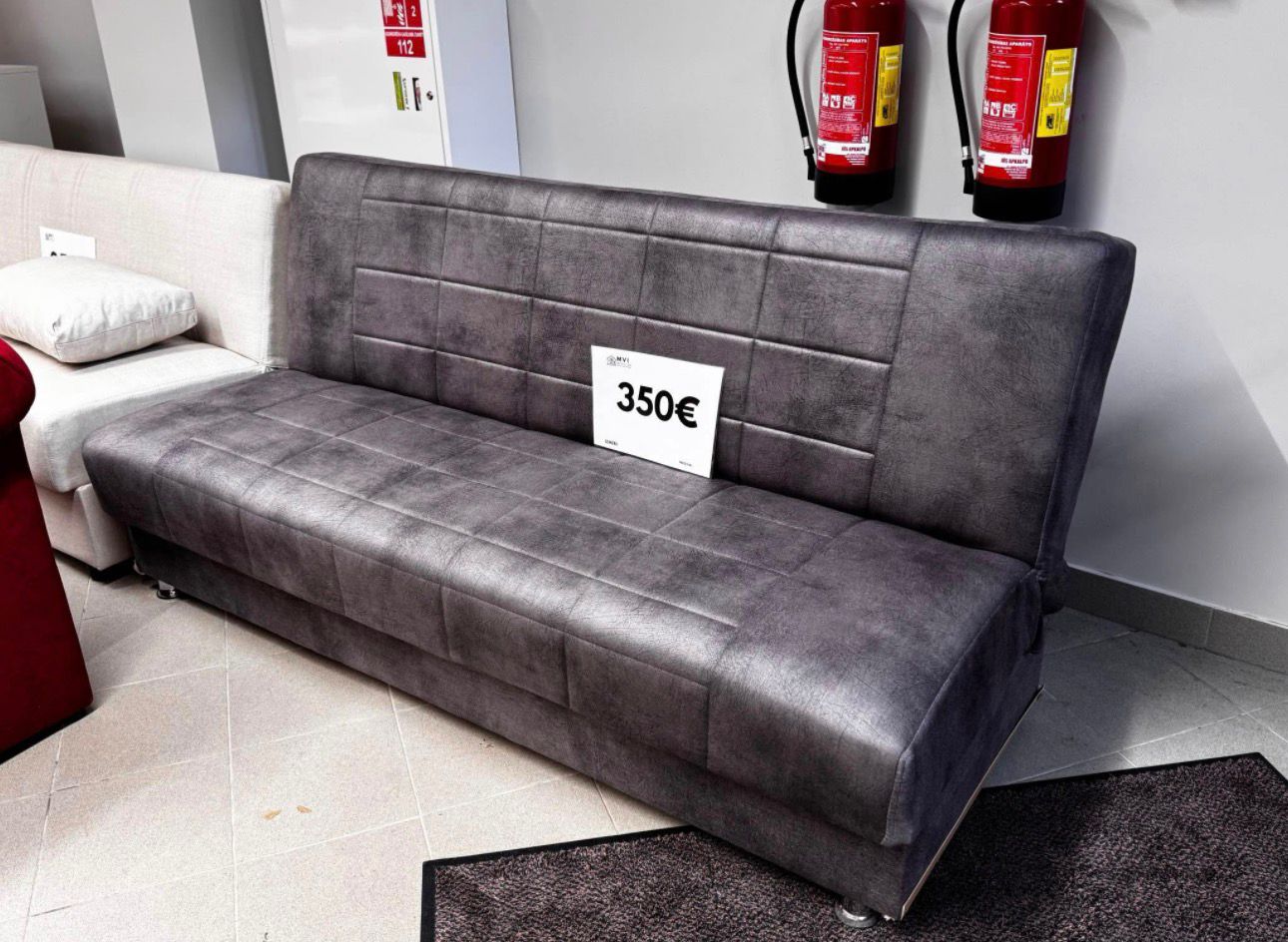 Tumši pelēks dīvāns ar guļamo funkciju un veļas kasti