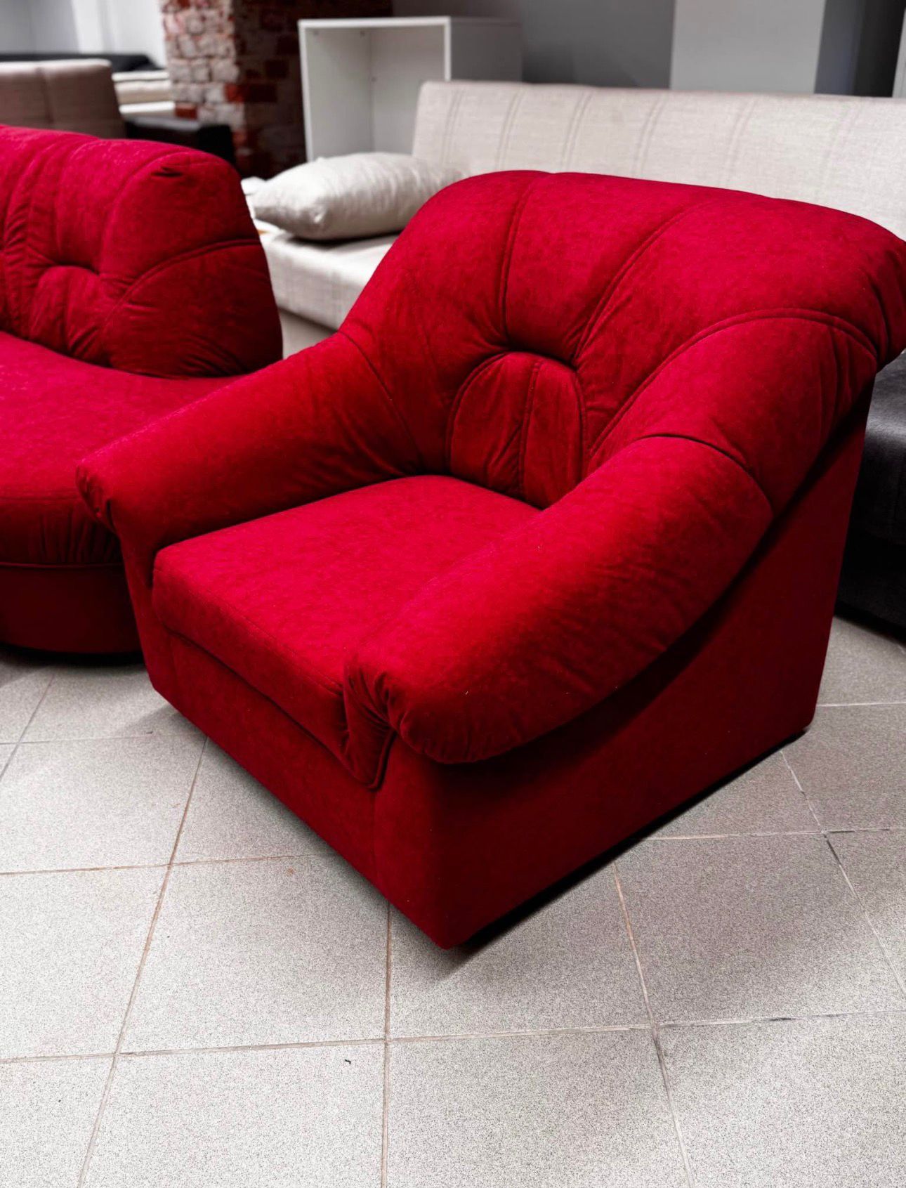 Sarkans stūra dīvāns ar kāju atbalstu un krēslu