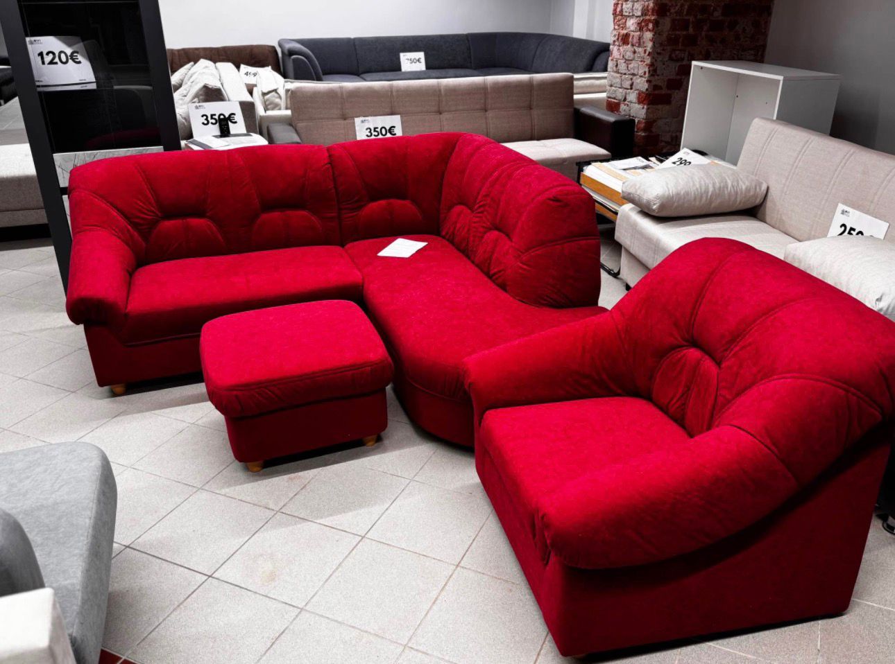 Sarkans stūra dīvāns ar kāju atbalstu un krēslu