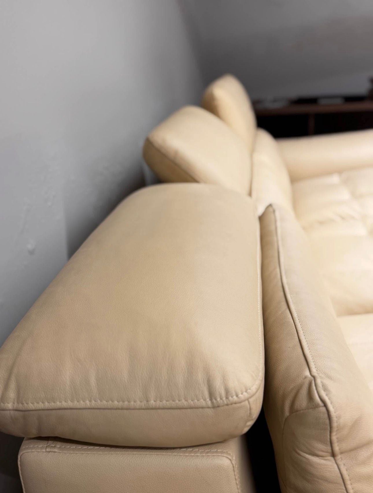 Ādas stūra dīvāns