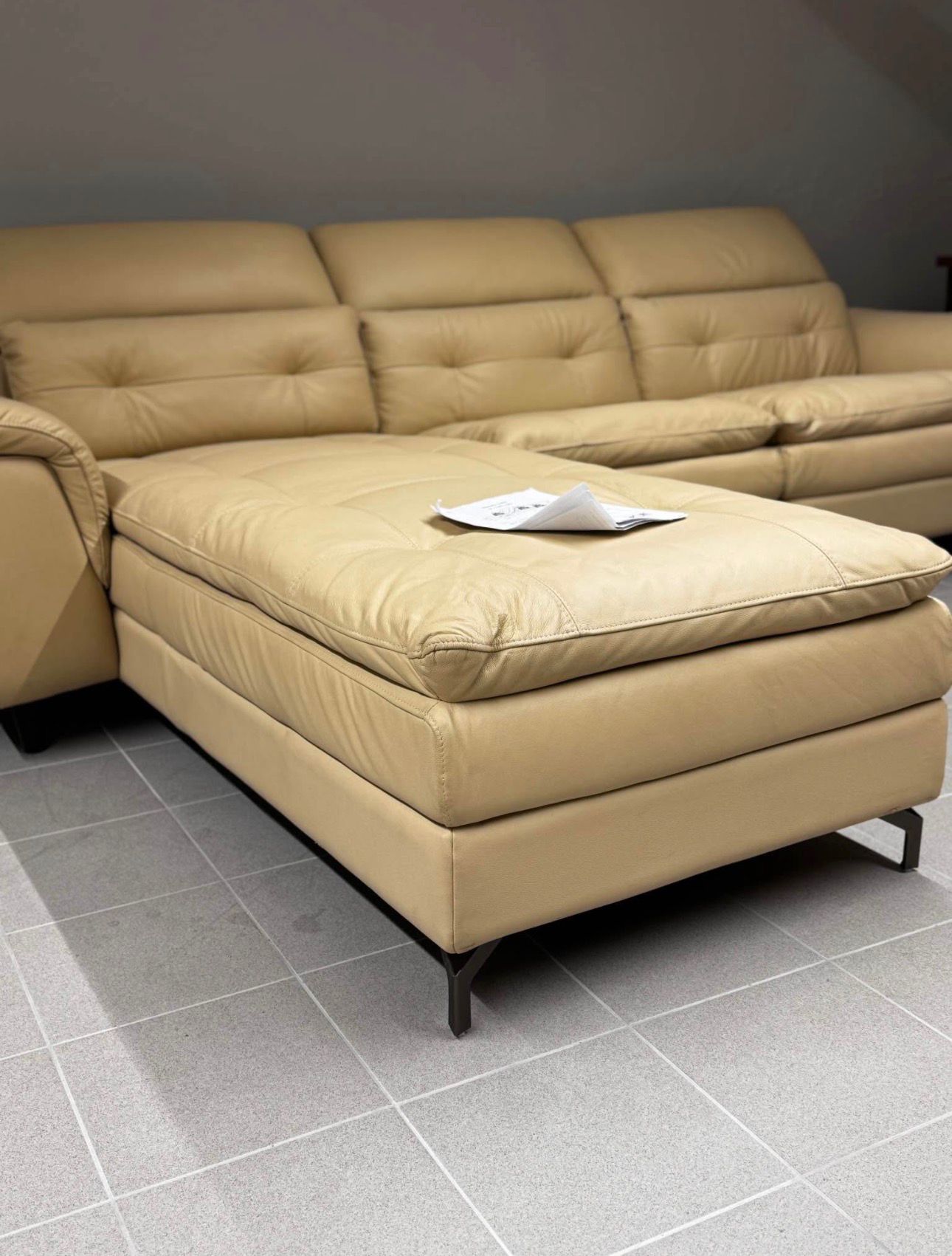 Ādas stūra dīvāns