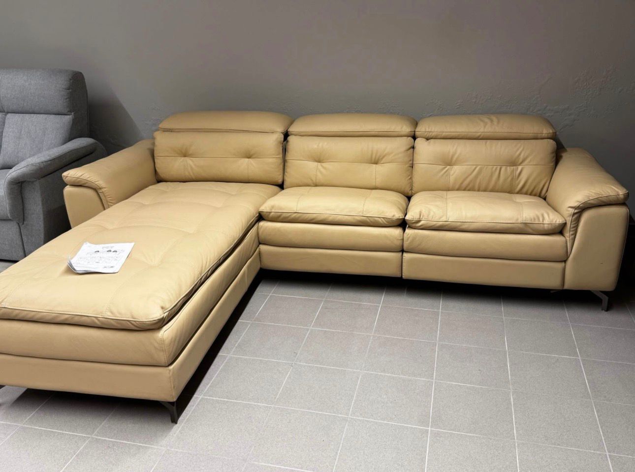 Ādas stūra dīvāns