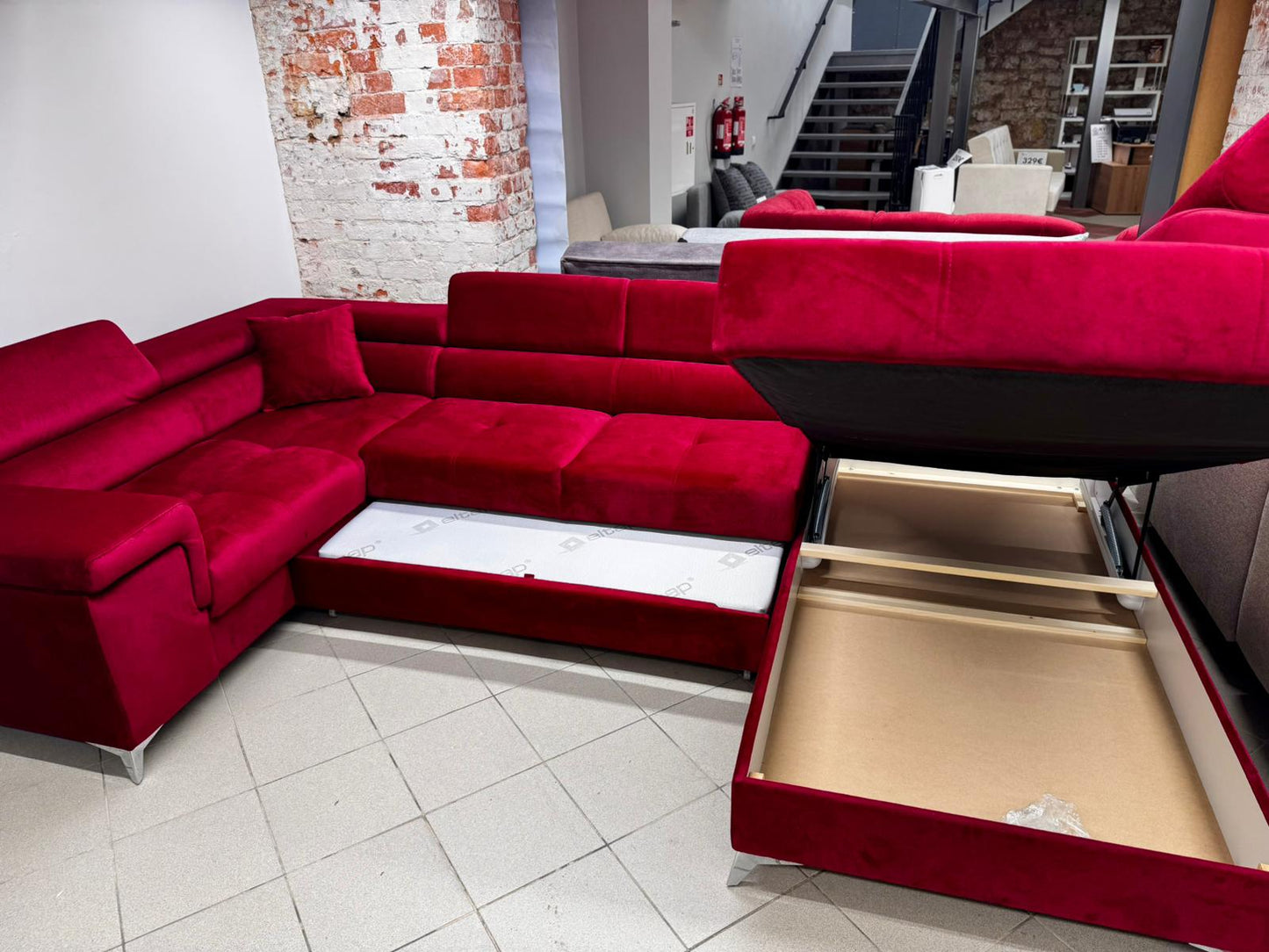 Sarkans U-Veida dīvāns ar guļamo funkciju un veļas kasti
